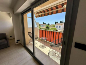 Appartement rénové à Cavalaire : 2 pièces, clim, 2 balcons, parking, 1ère étage, centre-ville - FR-1-226B-216